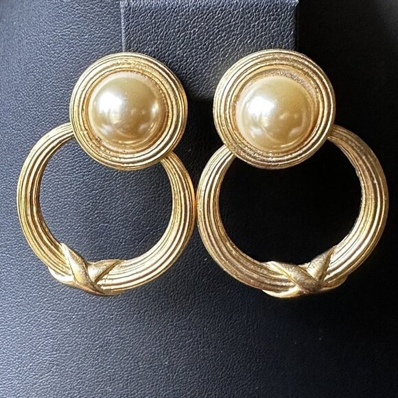 Vintage 1980s Earrings Clip 1.75" Faux Pearl Gold Tone Metal Door Knocker Retro - Picture 5 of 6